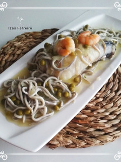 Una foto de Rape en salsa verde con guisantes, gambas y gulas