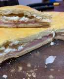 Torta de fiambre con salsa blanca