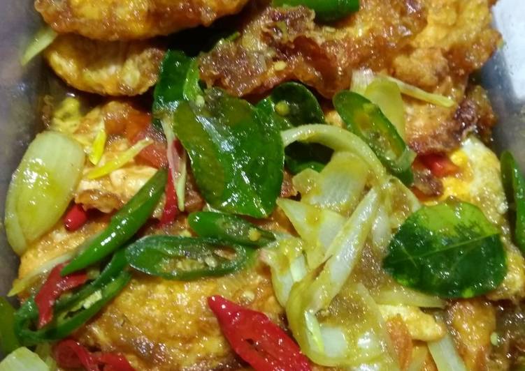 Cara Gampang Menyiapkan Ceplok telur bumbu kuning yang Enak Banget