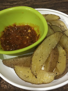 A picture of Baked Potato Wedges With Spicy Sauce.