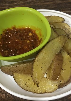 A picture of Baked Potato Wedges With Spicy Sauce.