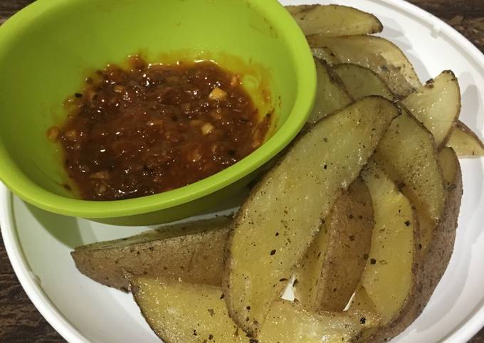 Baked Potato Wedges With Spicy Sauce