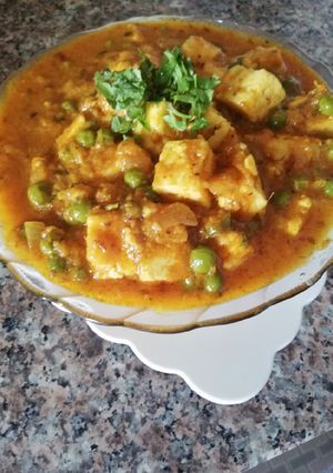 A picture of Punjabi style Mattar paneer.