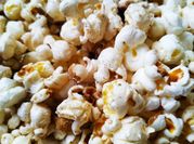 Una foto de palomitas de maiz con mantequilla