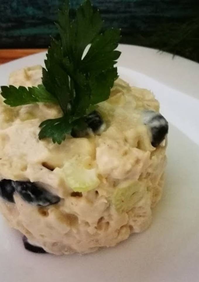 Салат с курицей, сельдереем и виноградом