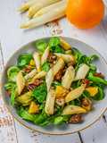 Spinatsalat mit karamellisiertem Spargel, Datteln, Orangenfilets und einer Orangenvinaigrette