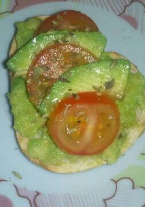 Una foto de Tostaditas con palta
