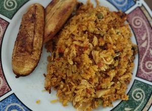 Una foto de Arroz con pollo en achote