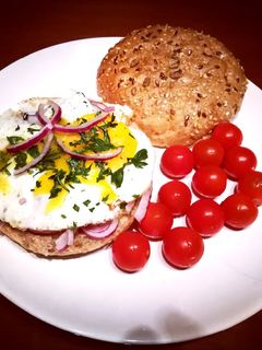 Una foto de Bollo de semillas con queso Brie, cebolla morada y huevo