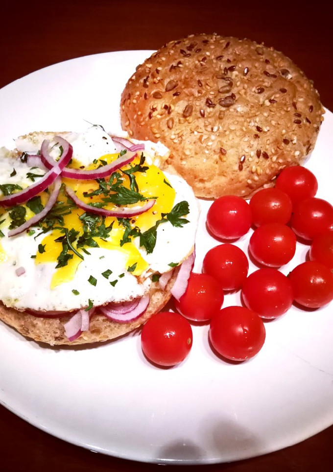 Una foto de Bollo de semillas con queso Brie, cebolla morada y huevo