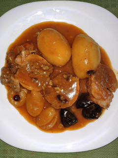 Una foto de Redondo de pollo con orejones y ciruelas