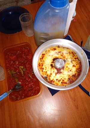 Una foto de Budín de acelga con queso y salsa