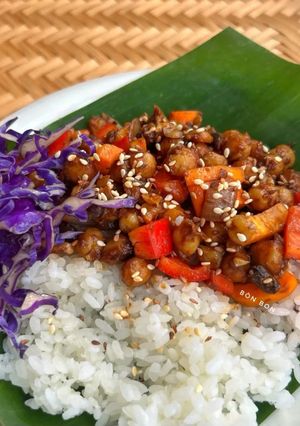 Hình của món Cơm Đậu Gà Om Xì Dầu Chay.