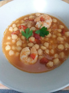 Una foto de 🥣Garbanzos con langostinos🦐