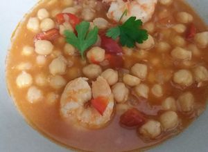 Una foto de 🥣Garbanzos con langostinos🦐