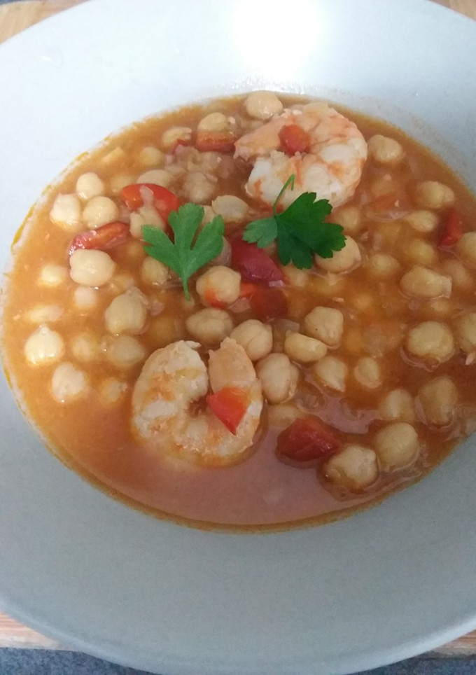 Una foto de 🥣Garbanzos con langostinos🦐