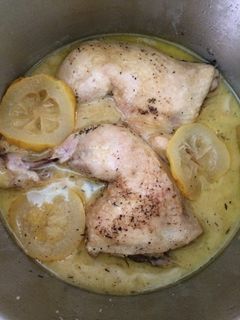 Una foto de Pollo guisado en salsa de ajo y limón (olla exprés)