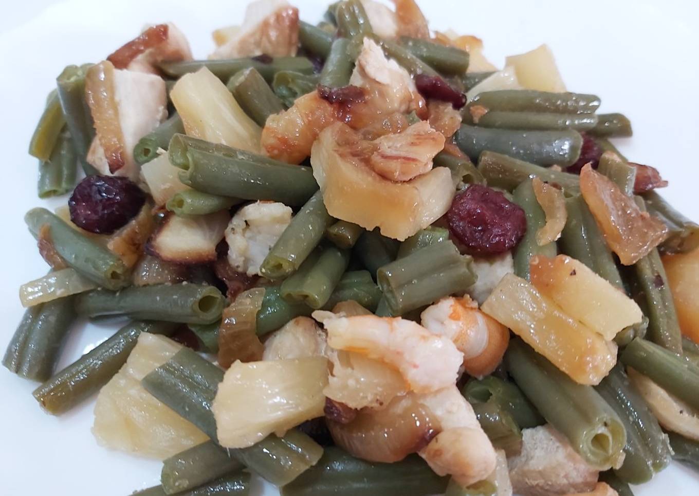 Judías verdes con pollo, langostinos, piña y arándanos secos