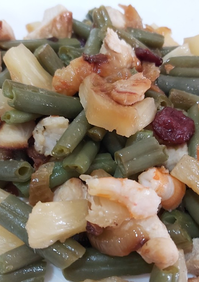 Una foto de Judías verdes con pollo, langostinos, piña y arándanos secos