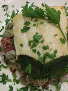 Una foto de Habitas salteadas con jamón y bacalao al horno