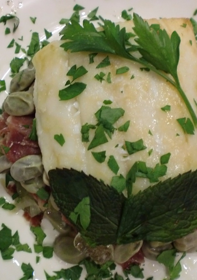 Una foto de Habitas salteadas con jamón y bacalao al horno