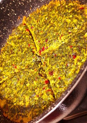 عکسی از دستور کوکو سبزی با زرشک و سیاهدانه