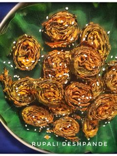 खुसखुशीत अळू वडी (alu vadi recipe in marathi) रेसिपी चे मुख्य फोटो
