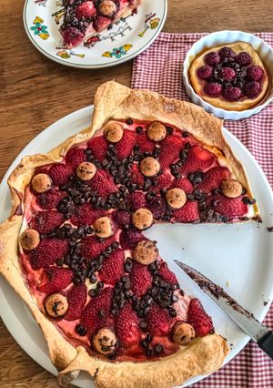 Une photo de Tarte aux fraises, aux pépites de chocolat, aux éclats de cookies et à la vanille 🥧
