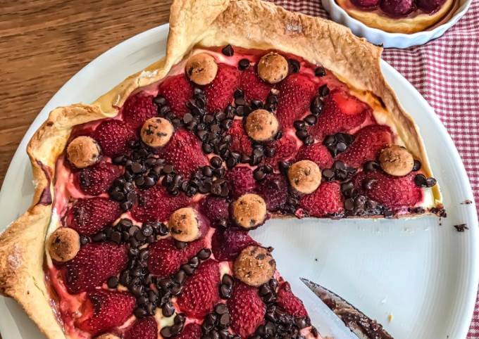 Tarte aux fraises, aux pépites de chocolat, aux éclats de cookies et à la vanille 🥧