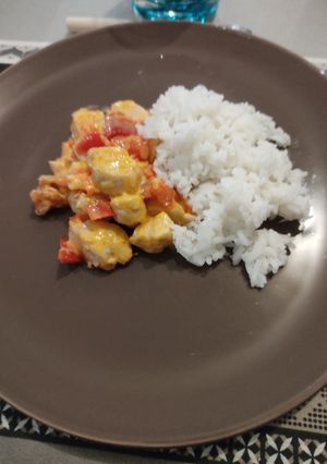 Une photo de Poulet aux poivrons rouges et chorizo