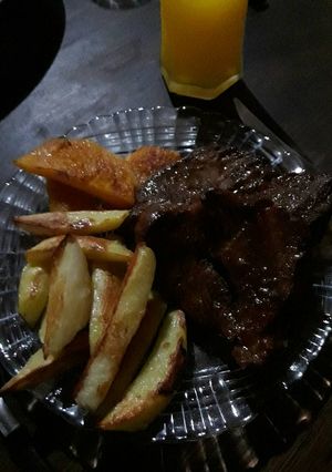 Una foto de Bondiola a la mostaza y miel con papas y zapallo al horno