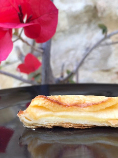 Una foto de Tarta de manzana, con crema pastelera, sobre hojaldre