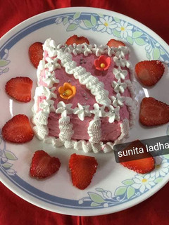 स्ट्रॉबेरी ब्रेड केक(Strawberry bread cake recipe in Hindi) रेसिपी मुख्य फोटो