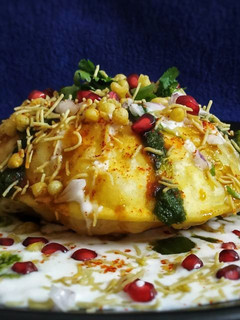 રાજસ્થાની રાજ કચોરી ચાટ (Rajasthani Raj Kachori Chat Recipe In Gujarati) રેસીપી મુખ્ય ફોટો