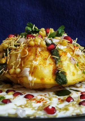 રાજસ્થાની રાજ કચોરી ચાટ (Rajasthani Raj Kachori Chat Recipe In Gujarati) રેસીપી મુખ્ય ફોટો
