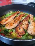 Arroz blanco con verduras y salmón