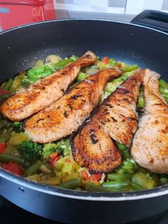 Una foto de Arroz blanco con verduras y salmón