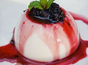 Hình của món Pudding sữa kèm mứt dâu tằm.