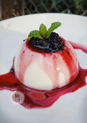 Hình của món Pudding sữa kèm mứt dâu tằm.