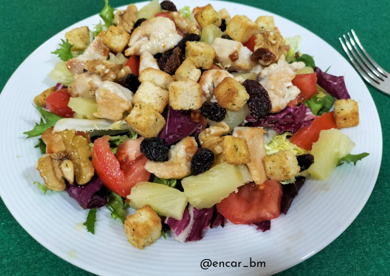 Ensalada de brotes con pollo y piña