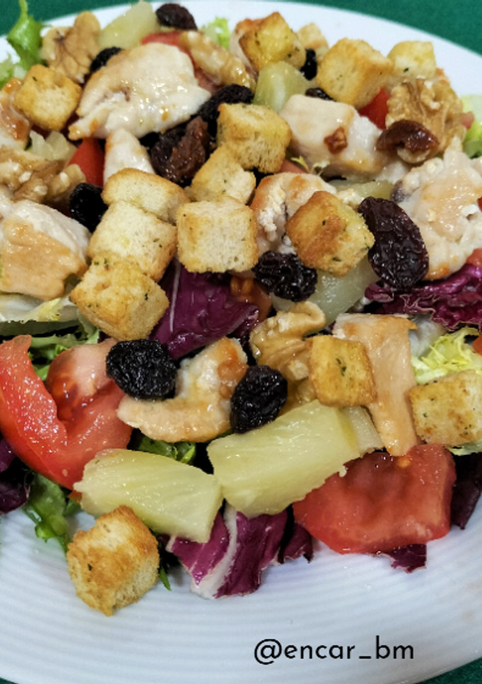 Una foto de Ensalada de brotes con pollo y piña