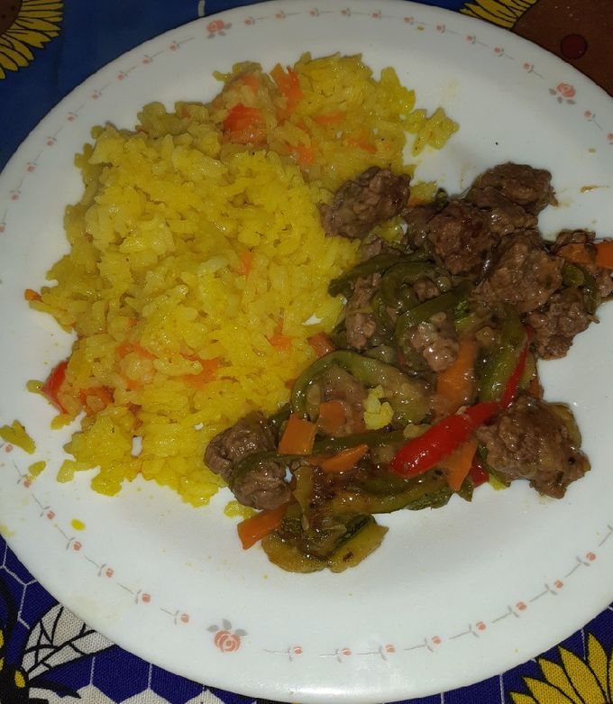 Una foto de Chapsui de carne con arroz al curry 😋