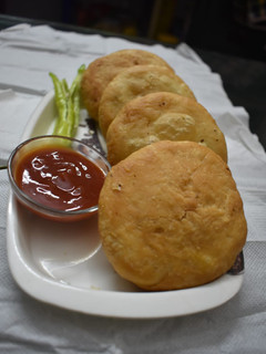 प्याज की कचौड़ी (pyaz ki kachori recipe in hindi) रेसिपी मुख्य फोटो