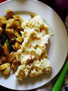 Una foto de Pollo especiado al Wok con verduras y puré de patatas