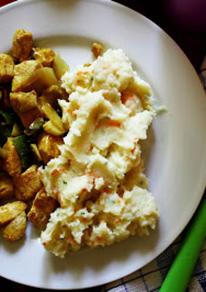 Una foto de Pollo especiado al Wok con verduras y puré de patatas