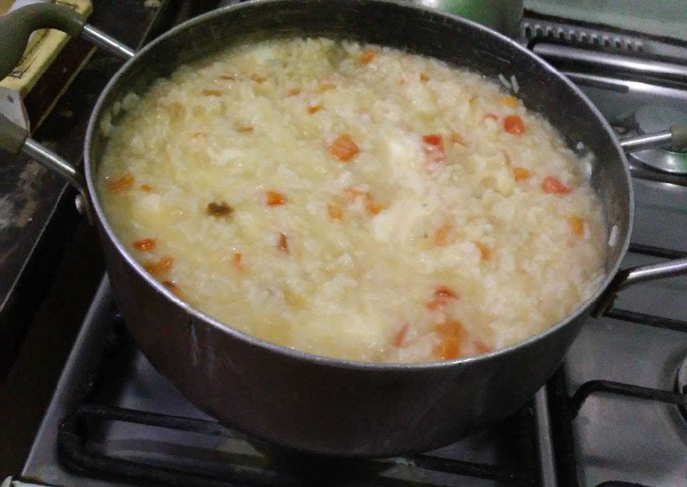 Arroz blanco con queso cremoso y caldo😉❤