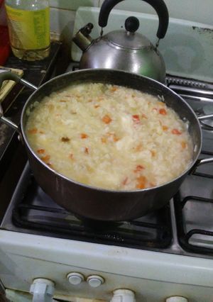 Una foto de Arroz blanco con queso cremoso y caldo😉❤