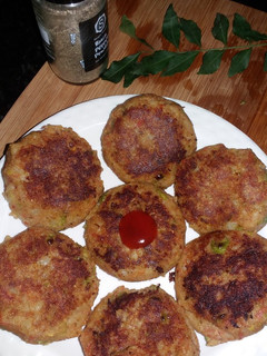 पोहा आलू की टिक्की (Poha aloo ki tikki recipe in Hindi) रेसिपी मुख्य फोटो