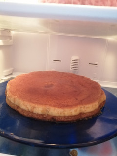Una foto de Rico bizcocho con flan😋😋😋