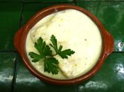 Una foto de pescado al horno con salsa bechamel